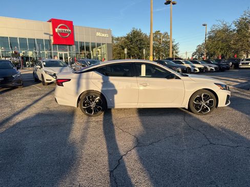 Certified 2025 Nissan Altima 2.5 SR image 4