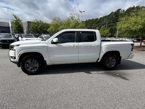 Used 2025 Nissan Frontier SV w/ SV Convenience Package RWD image 2