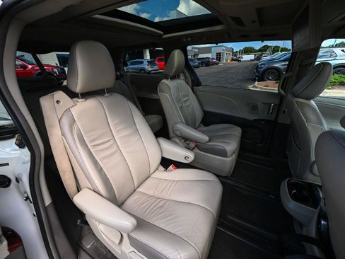 Used 2011 Toyota Sienna Limited w/ Premium Pkg FWD image 28