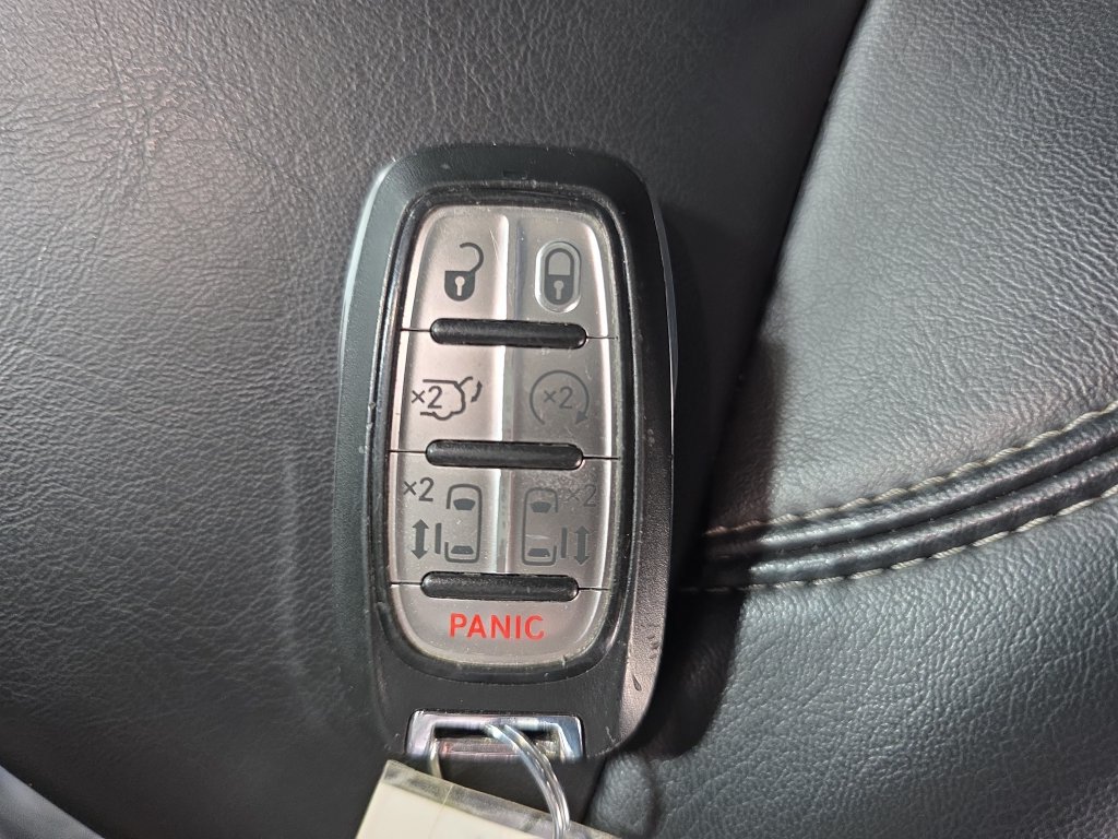 Used 2023 Chrysler Pacifica Touring-L FWD image 36