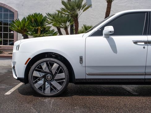 Used 2025 Rolls-Royce Cullinan AWD/4WD image 38