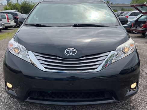 Used 2017 Toyota Sienna XLE w/ XLE Navigation Package FWD image 2
