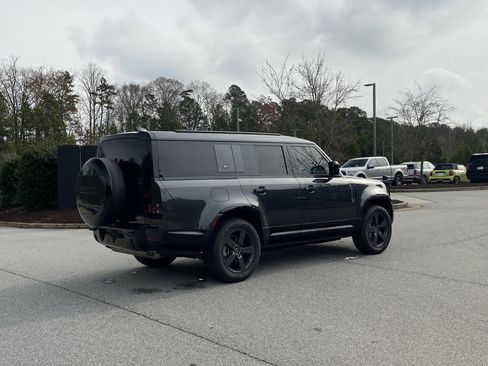 Used 2023 Land Rover Defender 130 X-Dynamic SE image 3