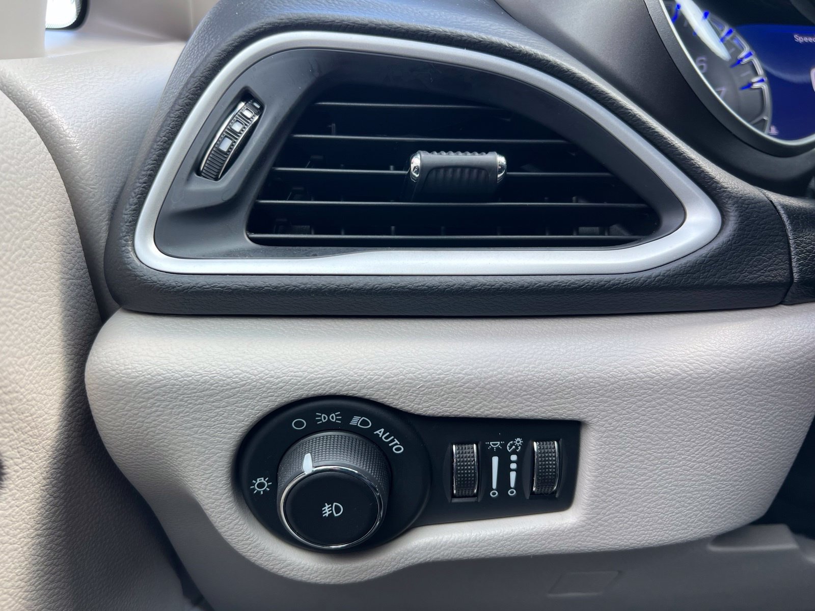 Used 2024 Chrysler Pacifica Touring-L FWD image 32