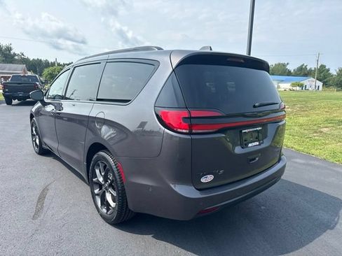 Used 2022 Chrysler Pacifica Touring-L w/ Uconnect Theater Family Group AWD/4WD image 3