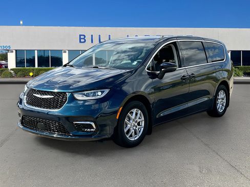 Used 2023 Chrysler Pacifica Touring-L image 3