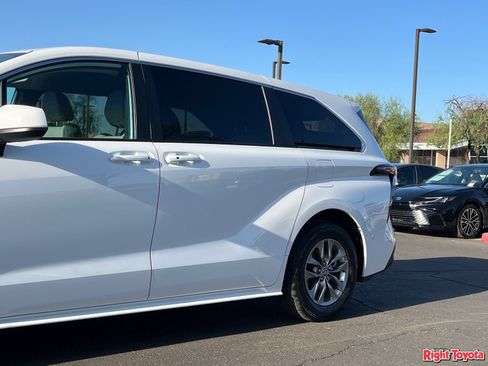 Certified 2025 Toyota Sienna LE FWD image 10