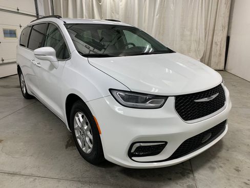 Used 2022 Chrysler Pacifica Touring-L image 14