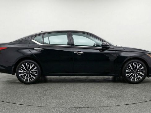 Used 2025 Nissan Altima 2.5 SV image 11