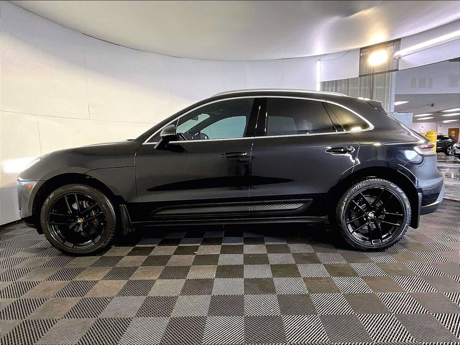 Certified 2022 Porsche Macan AWD/4WD image 2