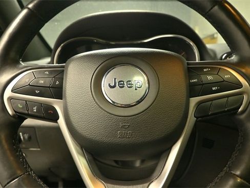 Used 2022 Jeep Grand Cherokee Laredo X image 19