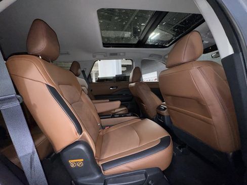 New 2025 Nissan Pathfinder Platinum image 17
