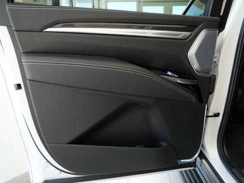 Used 2025 Cadillac Escalade ESV V AWD/4WD image 13