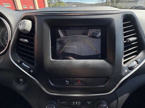 Used 2019 Jeep Cherokee Latitude Plus AWD/4WD image 27