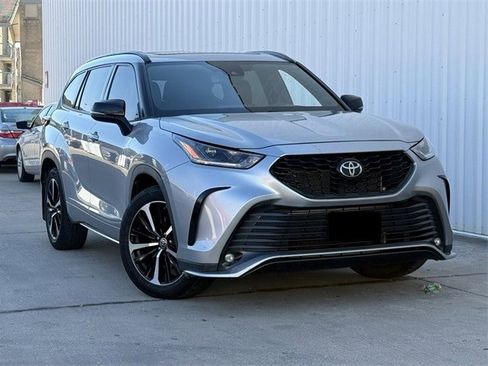 Used 2021 Toyota Highlander XSE image 2