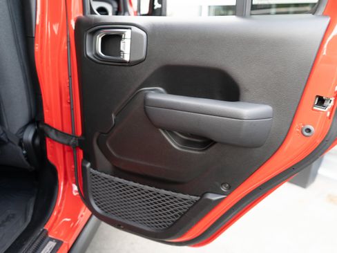 Used 2024 Jeep Wrangler Unlimited AWD/4WD image 39