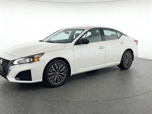 Used 2025 Nissan Altima 2.5 SV image 3