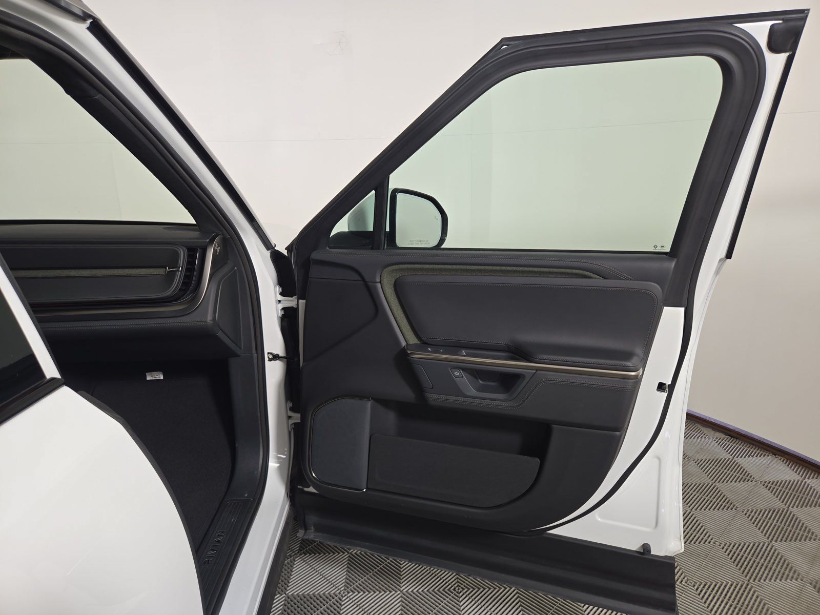 Used 2025 Rivian R1S Adventure Dual AWD/4WD image 18