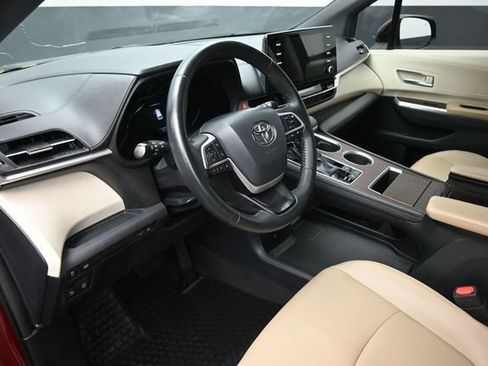 Used 2021 Toyota Sienna XLE FWD image 19