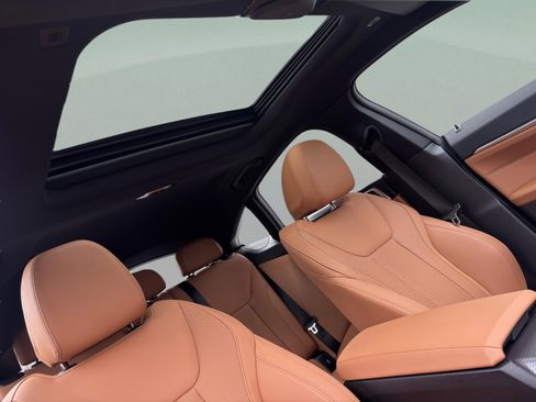 Certified 2025 BMW M440i image 31