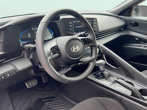 Certified 2025 Hyundai Elantra Sport image 9