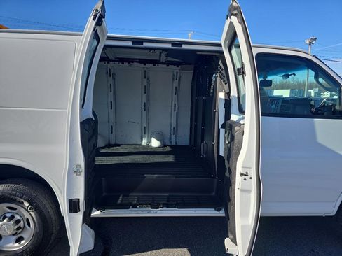 Used 2016 Chevrolet Express 2500 image 12