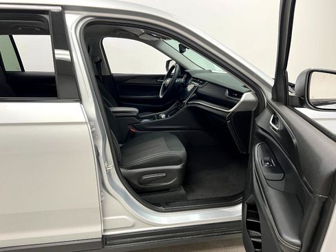 Used 2023 Jeep Grand Cherokee L Laredo image 28