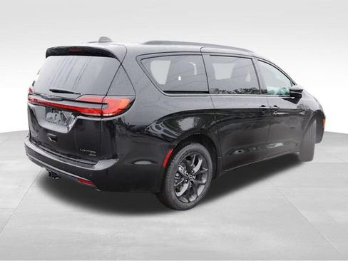 New 2026 Chrysler Pacifica Limited w/ S Appearance Package AWD/4WD image 3