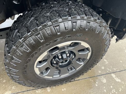 Used 2024 Ford F250 Lariat w/ Tremor Off-Road Package image 10