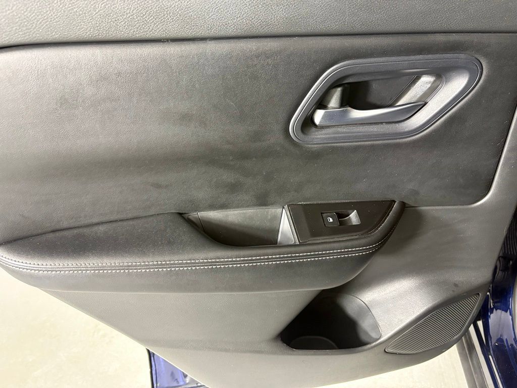 Used 2024 Nissan Rogue SV FWD image 40