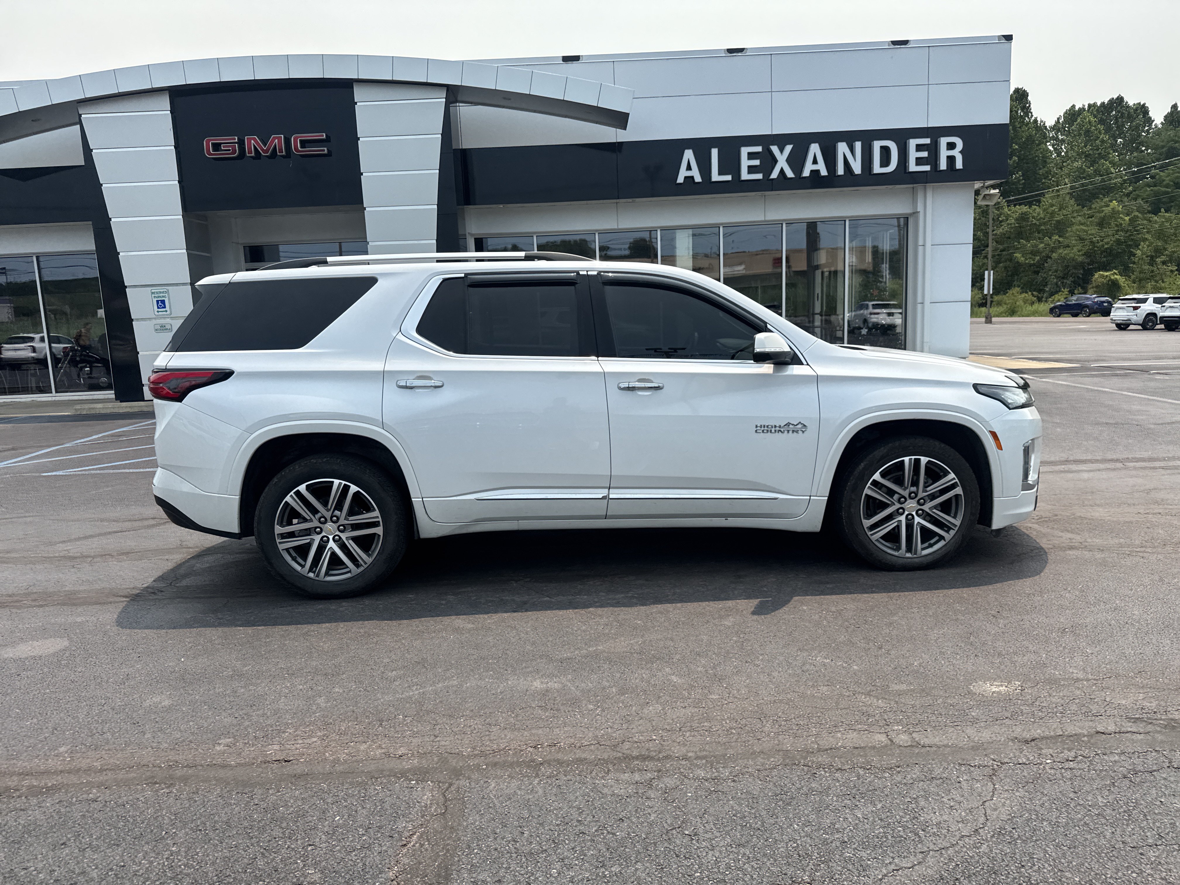 Used 2022 Chevrolet Traverse High Country w/ LPO, Floor Liner Package AWD/4WD image 2