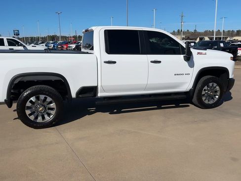 Used 2024 Chevrolet Silverado 2500 Custom w/ Custom Value Package image 8