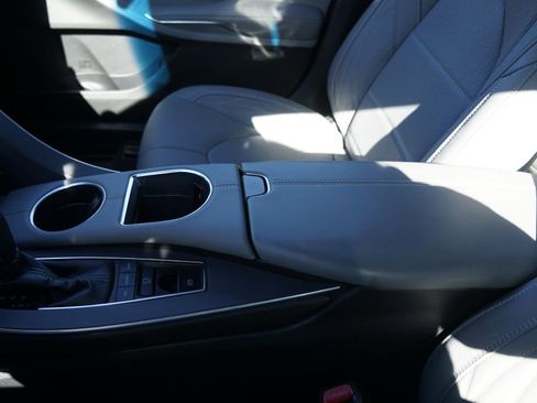 Used 2021 Toyota Avalon Limited image 9