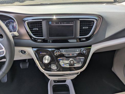 Used 2023 Chrysler Voyager LX FWD image 17