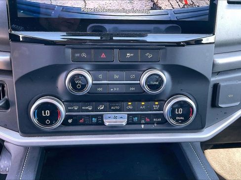 Used 2024 Ford Expedition XLT image 15