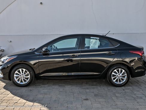 Used 2022 Hyundai Accent SEL image 9