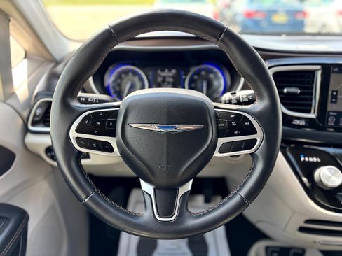 Used 2018 Chrysler Pacifica Touring-L image 13