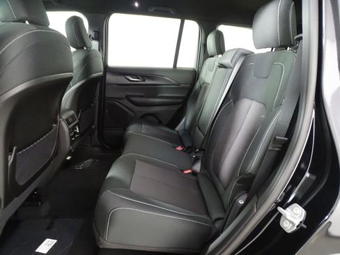 New 2025 Jeep Grand Cherokee Laredo image 11