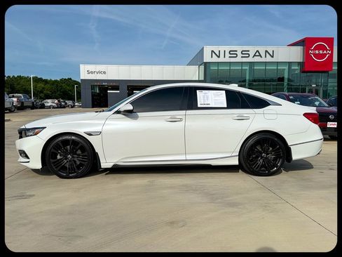 Used 2018 Honda Accord Touring image 6