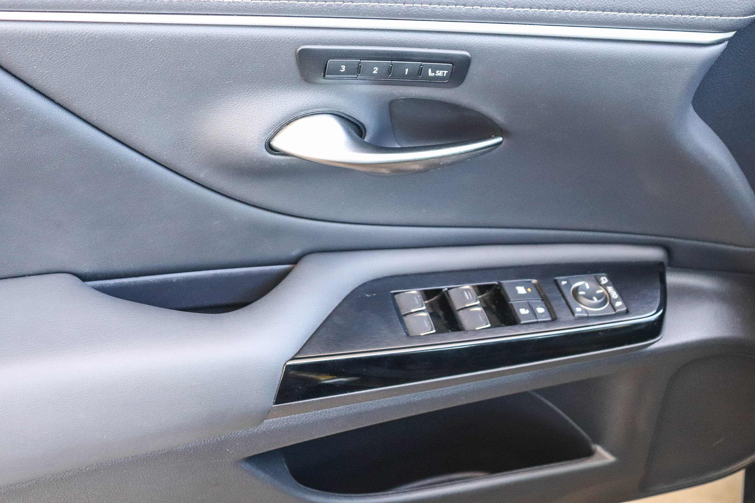 Used 2024 Lexus ES 300h w/ Premium Package FWD image 25