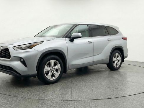 Used 2025 Toyota Highlander LE image 3