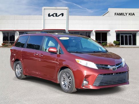 Used 2019 Toyota Sienna L image 1