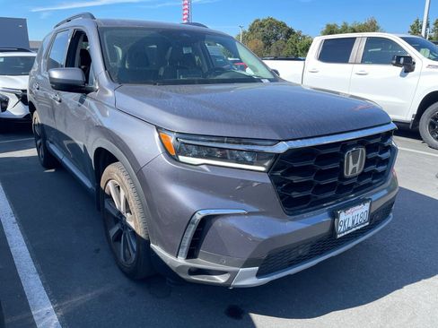 Used 2024 Honda Pilot Touring image 1