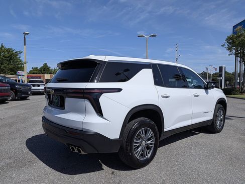 Used 2024 Chevrolet Traverse LS FWD image 3