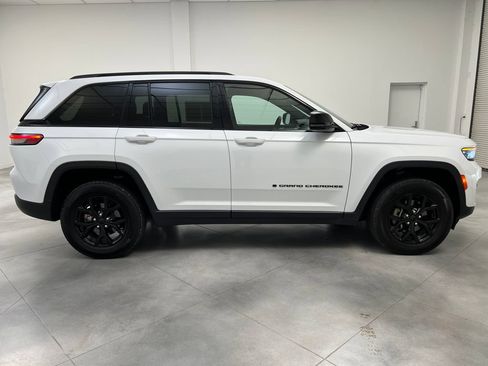 Used 2025 Jeep Grand Cherokee Altitude AWD/4WD image 10