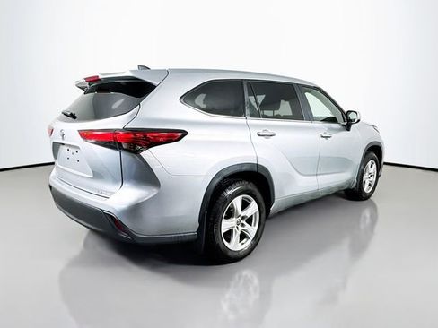 Used 2023 Toyota Highlander LE AWD/4WD image 6
