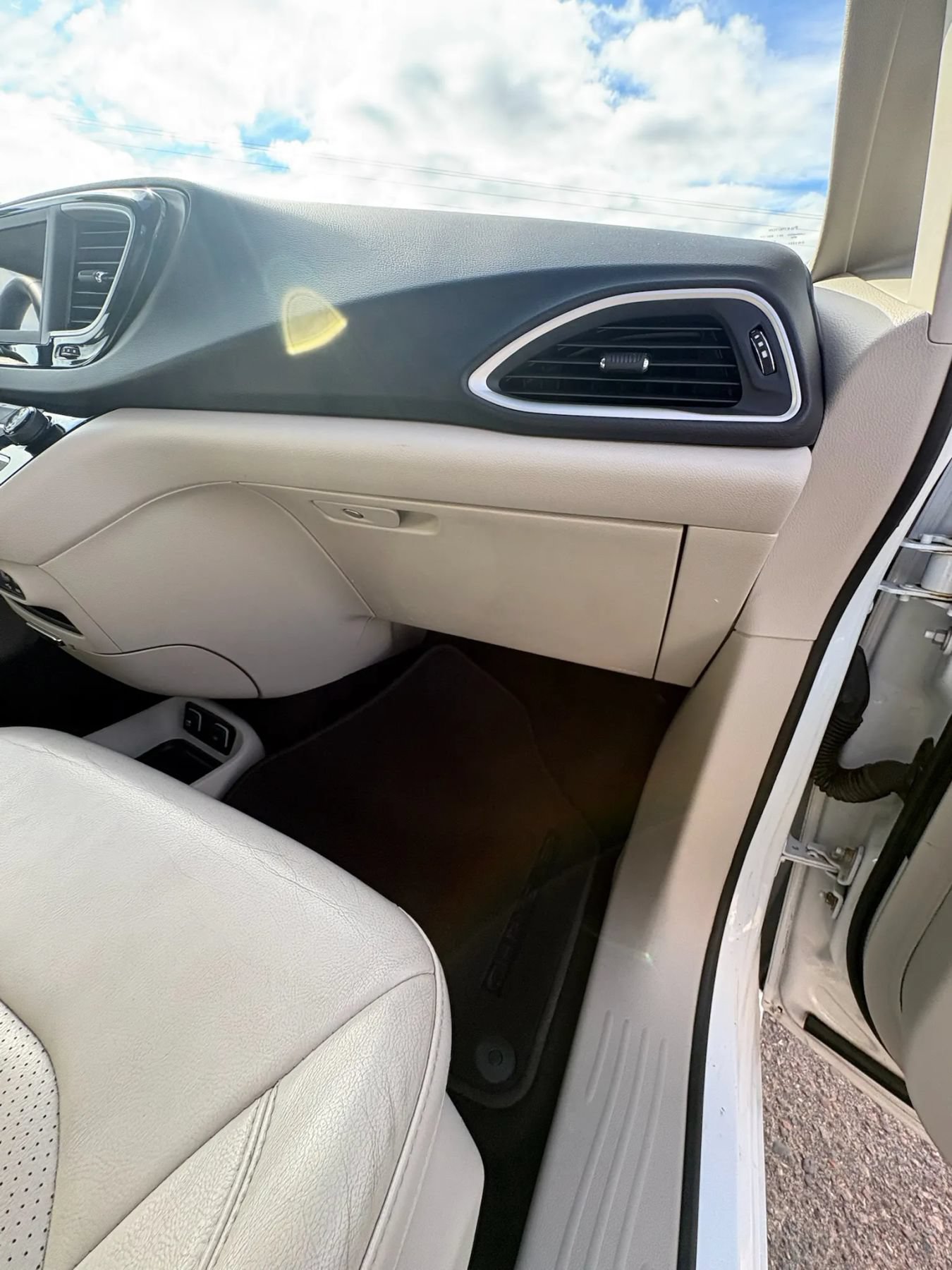 Used 2018 Chrysler Pacifica Touring-L FWD image 32