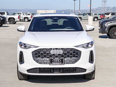 Used 2025 Audi Q5 Premium w/ Convenience Package image 2