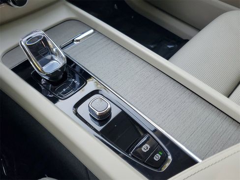 Certified 2023 Volvo XC60 B5 Ultimate w/ Protection Package Premier image 26