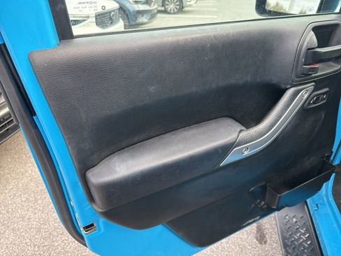 Used 2017 Jeep Wrangler Unlimited Sahara w/ Connectivity Group image 18